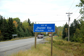 A provincial signboard saying "The City of Thunder Bay Population 110 000"